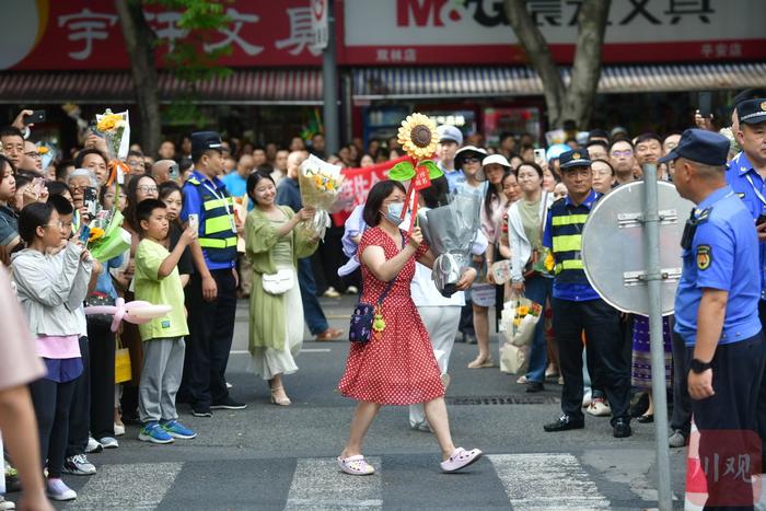 C视频｜2024年高考结束 家长花式接娃仪式感满满