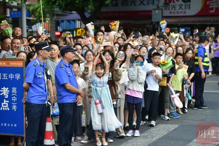 C视频｜2024年高考结束 家长花式接娃仪式感满满