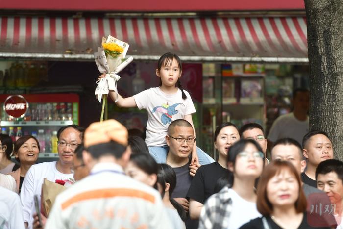 C视频｜2024年高考结束 家长花式接娃仪式感满满