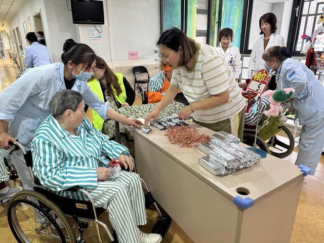DIY养生锤和端午手串，护理医院的老人们收获满满