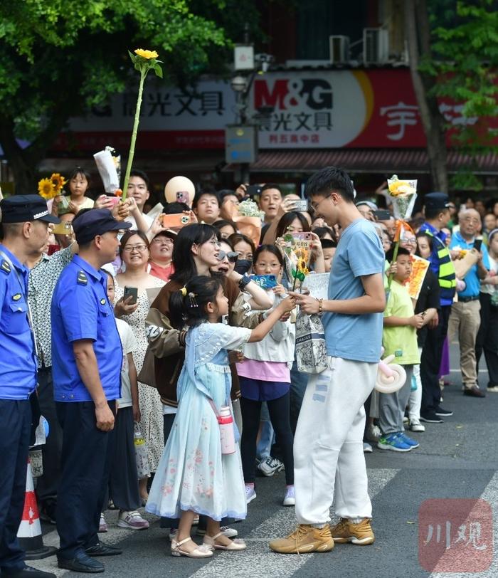 C视频｜2024年高考结束 家长花式接娃仪式感满满