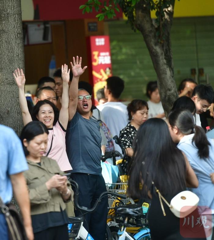 C视频｜2024年高考结束 家长花式接娃仪式感满满