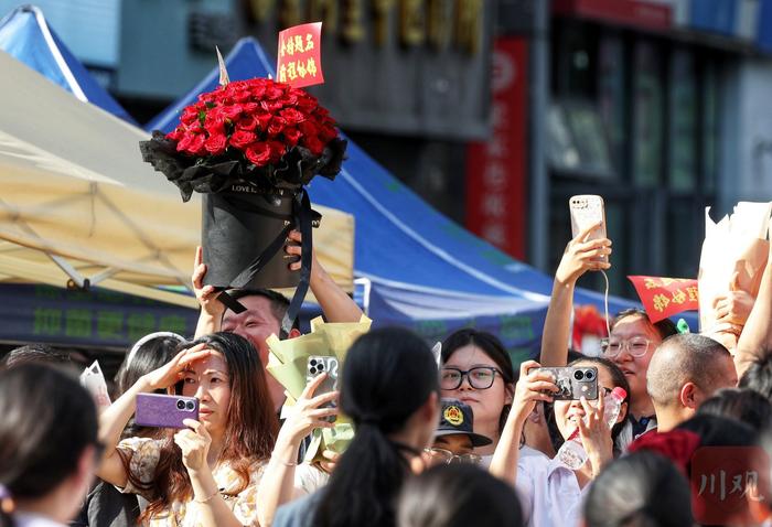 C视频｜2024年高考结束 家长花式接娃仪式感满满