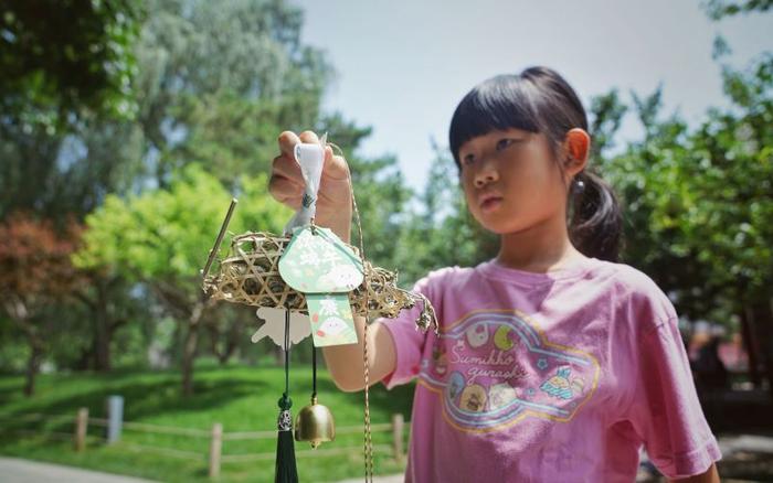 游客排队体验艾草风铃编织，中国园林博物馆端午活动启幕