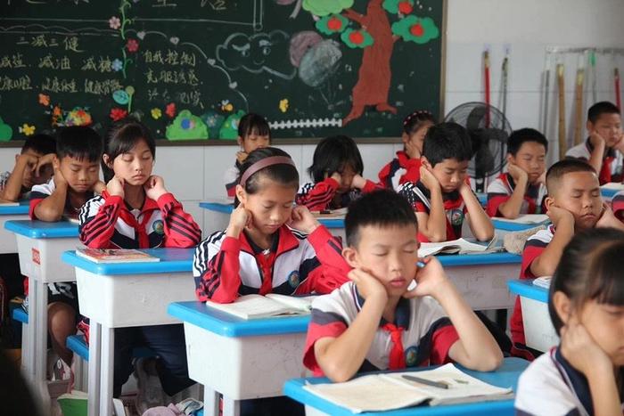 云南文山4个县的孩子们戴上了太阳眼镜，原来是来自上海的TA们送的