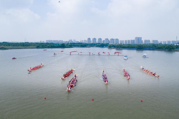 森兰湖上龙舟竞渡，中外联动诠释“离世界最近的地方”