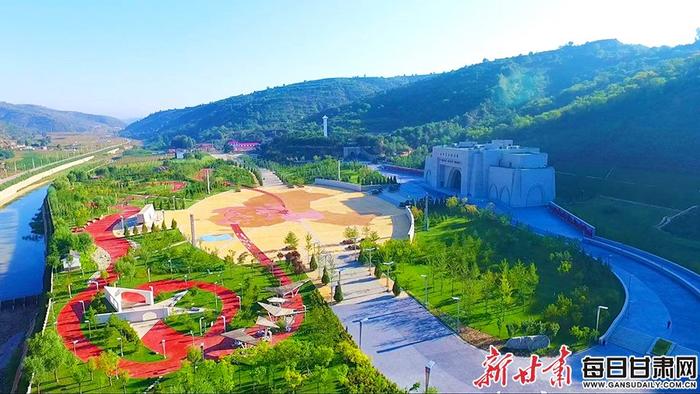 绿色环绕中的华池县南梁镇