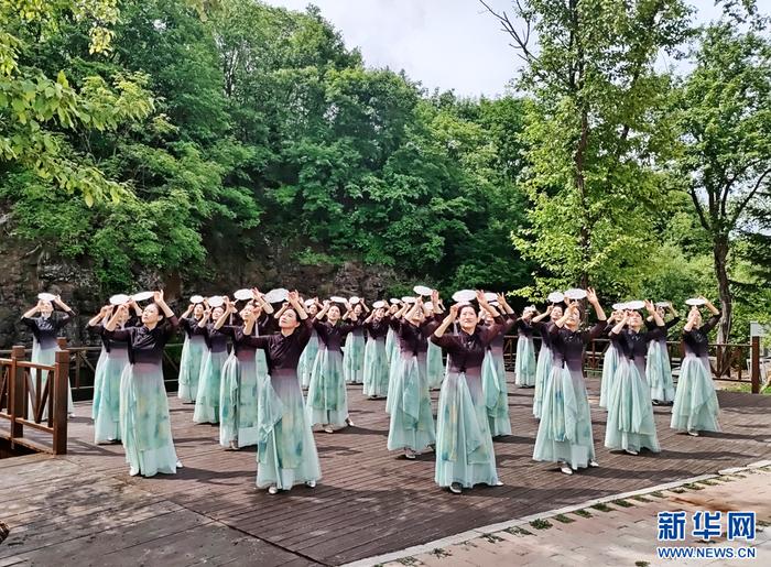 要来长白山 | 端午假期首日 长白山“流”出靓丽风景线