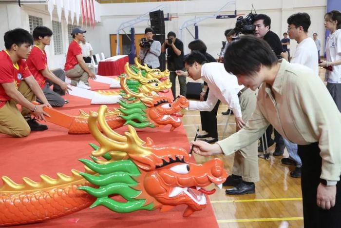 校园串门过端午：留学生两度参加全市龙舟赛，大学食堂向师生免费送“龙粽”