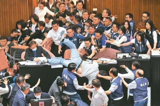 台立法机构“改革法案”延长赛开打，民进党真实目的曝光？