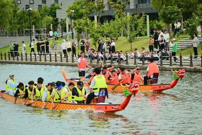 校园串门过端午：留学生两度参加全市龙舟赛，大学食堂向师生免费送“龙粽”