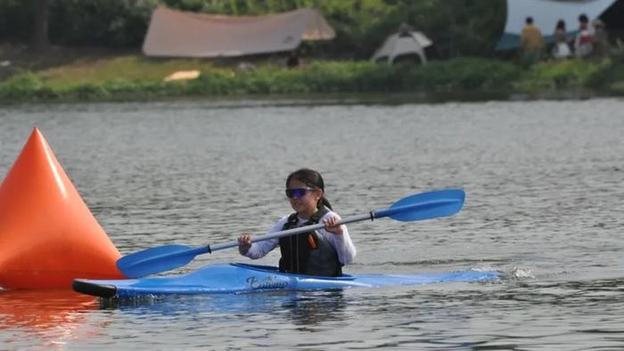挥“桨”竞速 端午假期宝山美兰湖开启运动模式