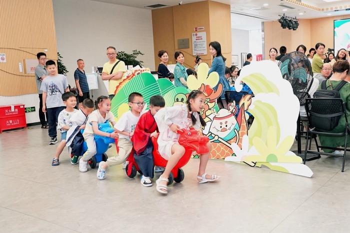 寻龙、领香囊，成都千名青少年儿童在文化馆开心过端午丨文化中国行