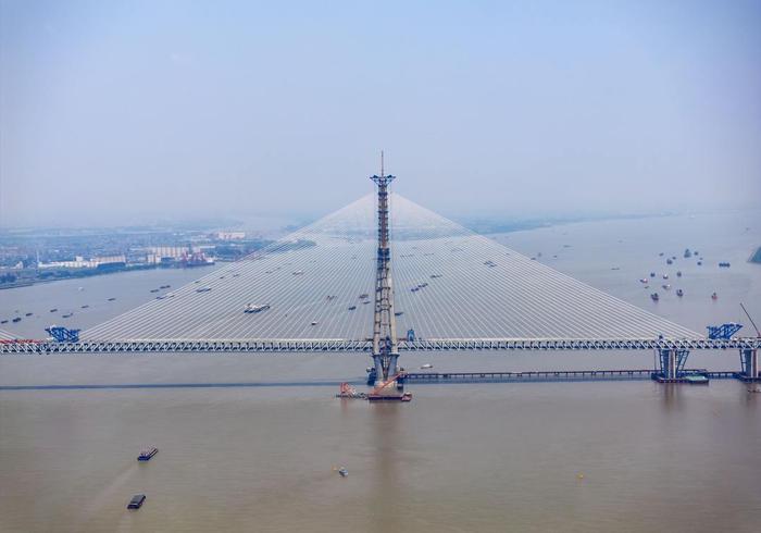 常泰长江大桥实现全线贯通