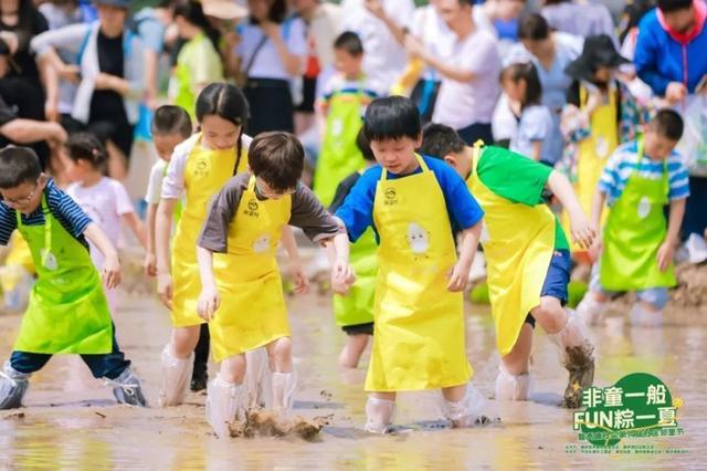 包粽子、编龙舟、学插秧……“一老一小”欢度假期