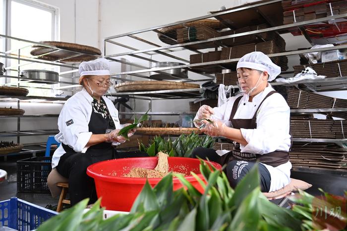 C视频｜端午粽飘香 直击斗量村粽子加工坊包粽现场