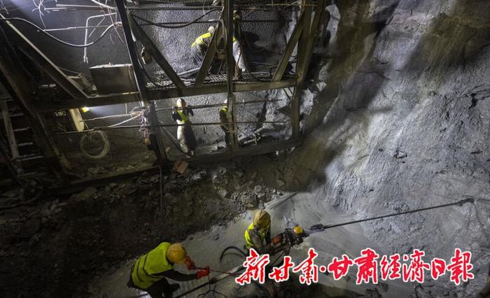 陇铁路徐家坪隧道掘进里程突破一万米