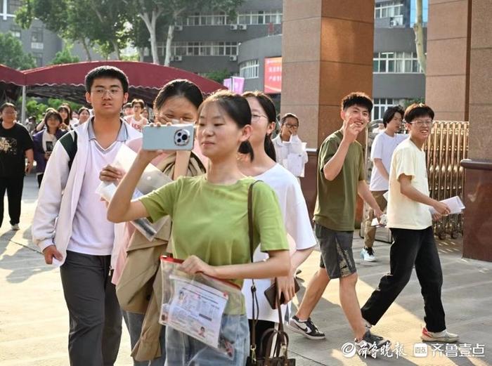 反向记录，高考考生出场后将镜头对准陪考家长