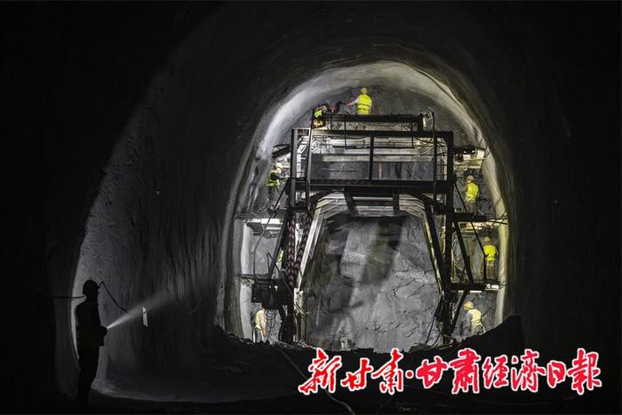 陇铁路徐家坪隧道掘进里程突破一万米