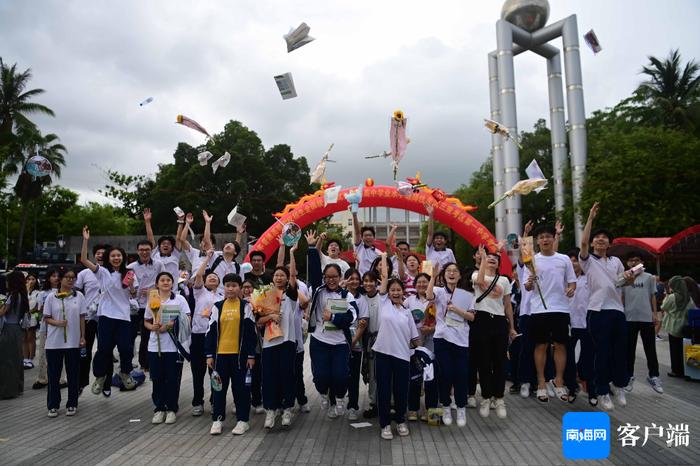 原创组图丨2024年海南高考结束 三亚家长花式接考生