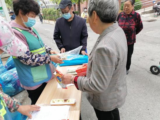 旧物置换进社区  废旧衣物再利用