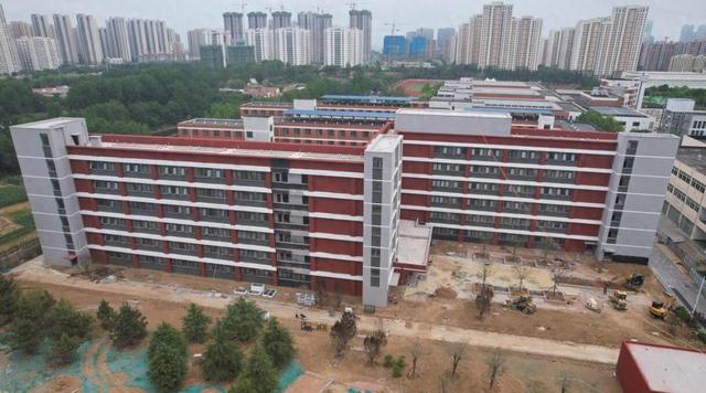 青科控股集团承建扩建胶南一中学生公寓主体完工