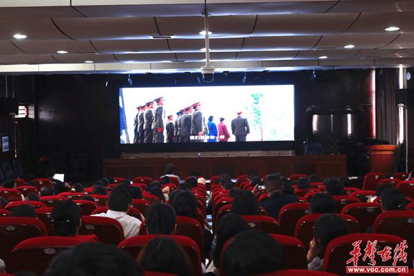 湖南环境生物职院组织观看国防教育电影