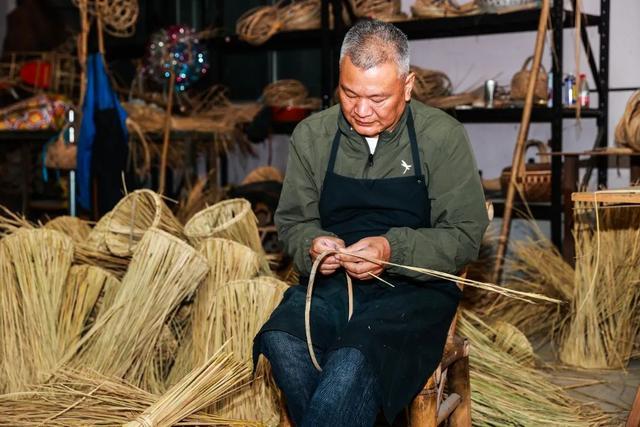 集牛、虎、鹿、蛇、鹰、凤于一身的叶榭竹编草龙如何制成？来看→