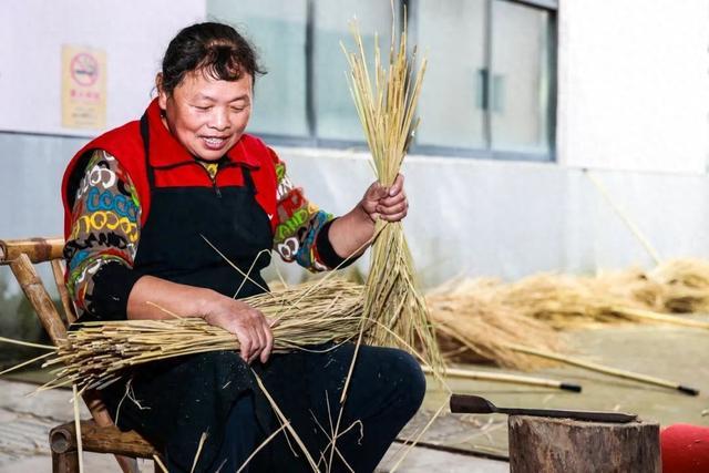 集牛、虎、鹿、蛇、鹰、凤于一身的叶榭竹编草龙如何制成？来看→