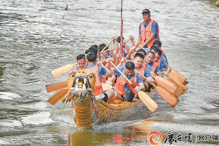 广西多地龙舟竞渡庆端午