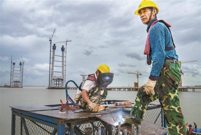 一桥飞架湾区揽胜 深圳摄影家用镜头记录深中通道建设过程