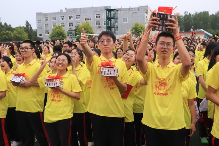 不负少年凌云志 且待金榜题名时 衡水十三中为高考学子加油鼓劲