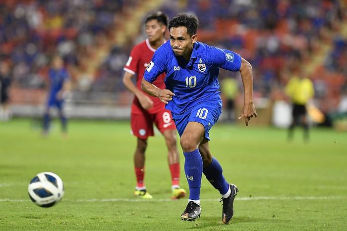 奇迹发生！泰国队3比1击败新加坡，国足惊险晋级十八强赛