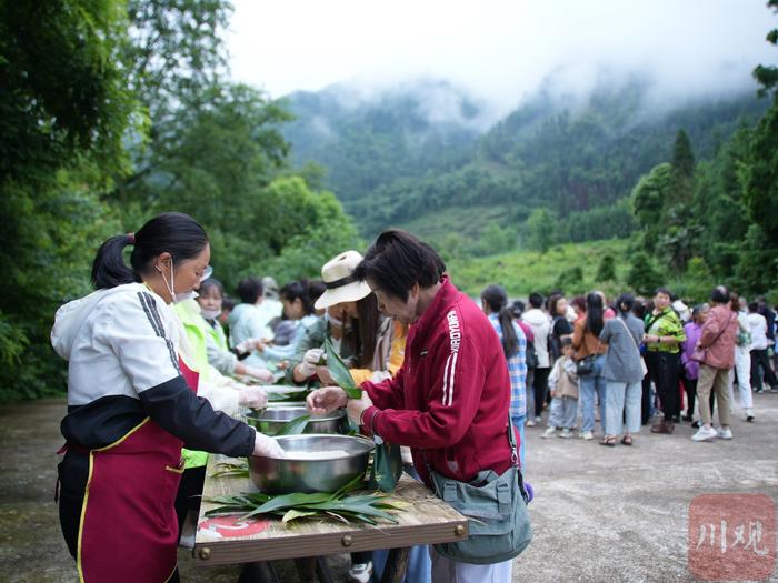 C视频︱山间避暑、DIY粽子、篝火晚会……端午精彩不重样