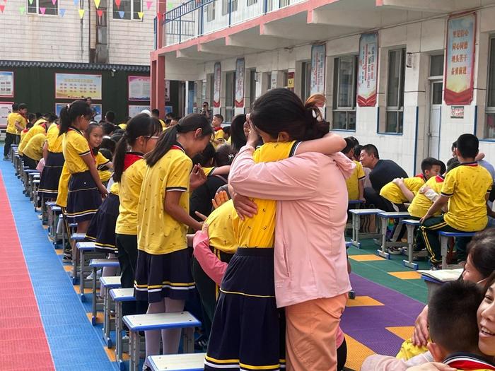 衡水市中心街小学成功举办“心怀感恩 励志前行”感恩励志教育活动