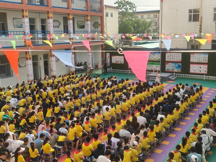 衡水市中心街小学成功举办“心怀感恩 励志前行”感恩励志教育活动