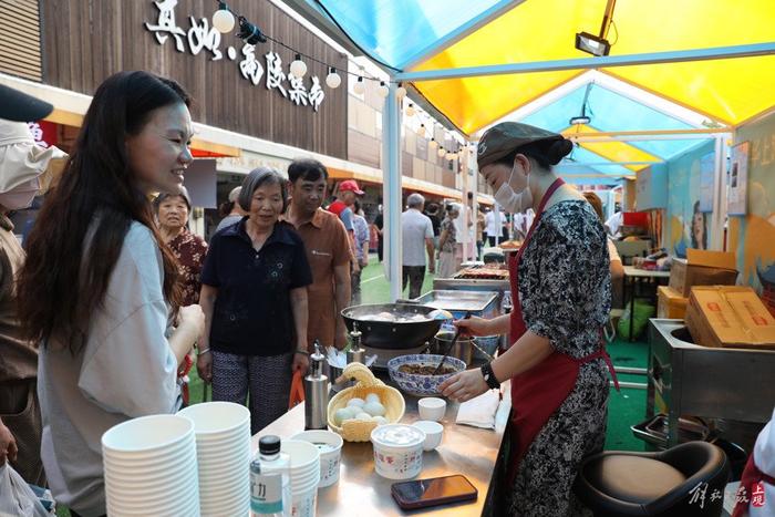 好吃市集开了，小龙虾、各式烤串、精酿啤酒等夏季顶流一一登场