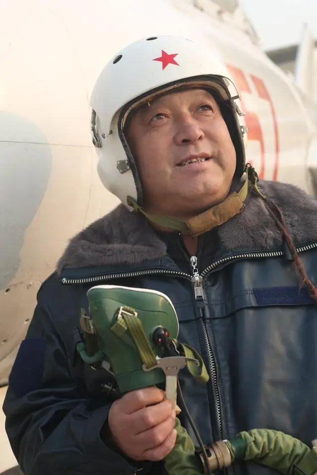 老兵心系战鹰 再续蓝天情缘——记退役机械师郭铭儒和他的飞机拆装团队