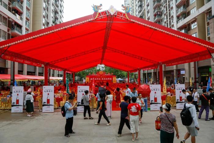 在广东“土豪村”猎德吃龙船饭，每瓶1699元的“本土靓酒”石湾玉冰烧尽情喝