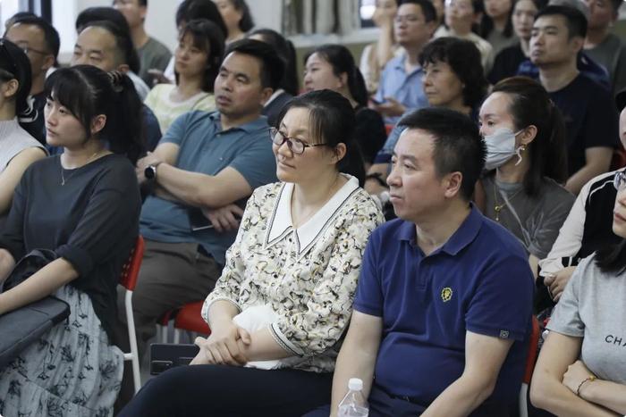 空军军医大学幼儿园大班小朋友到新知小学参观学习