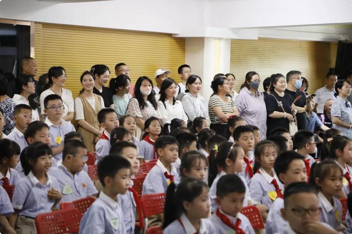 空军军医大学幼儿园大班小朋友到新知小学参观学习