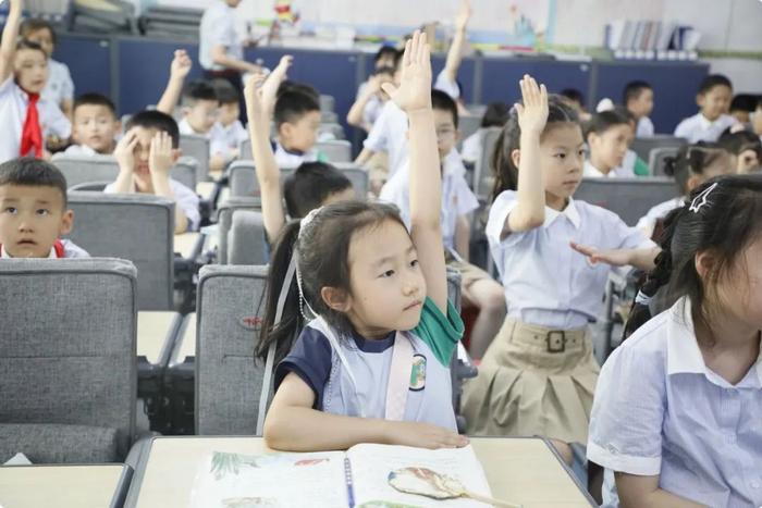 空军军医大学幼儿园大班小朋友到新知小学参观学习