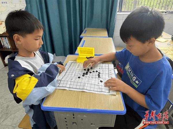 “棋”妙世界 乐在其中  新田县莲花学校开设五子棋社团