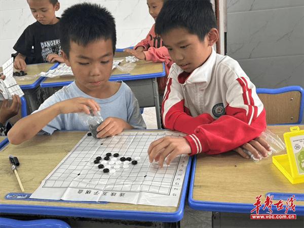 “棋”妙世界 乐在其中  新田县莲花学校开设五子棋社团