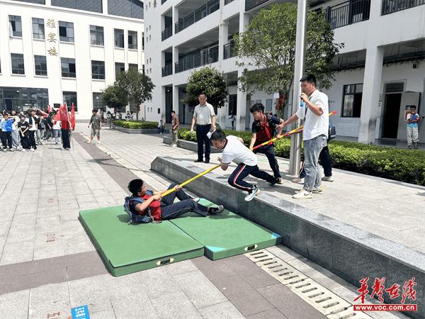 溆浦县雅堂芙蓉学校开展防溺水急救演练