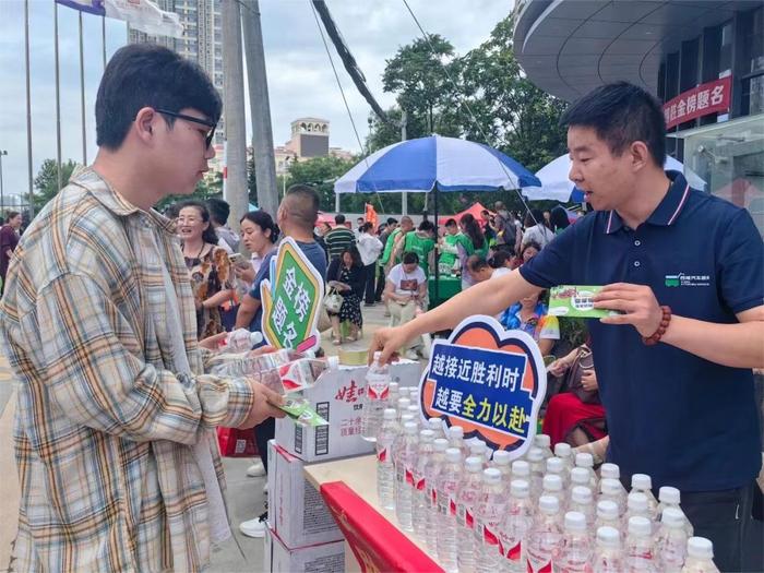 为梦护航：陕西各地志愿者为高考开展爱心助考志愿行动