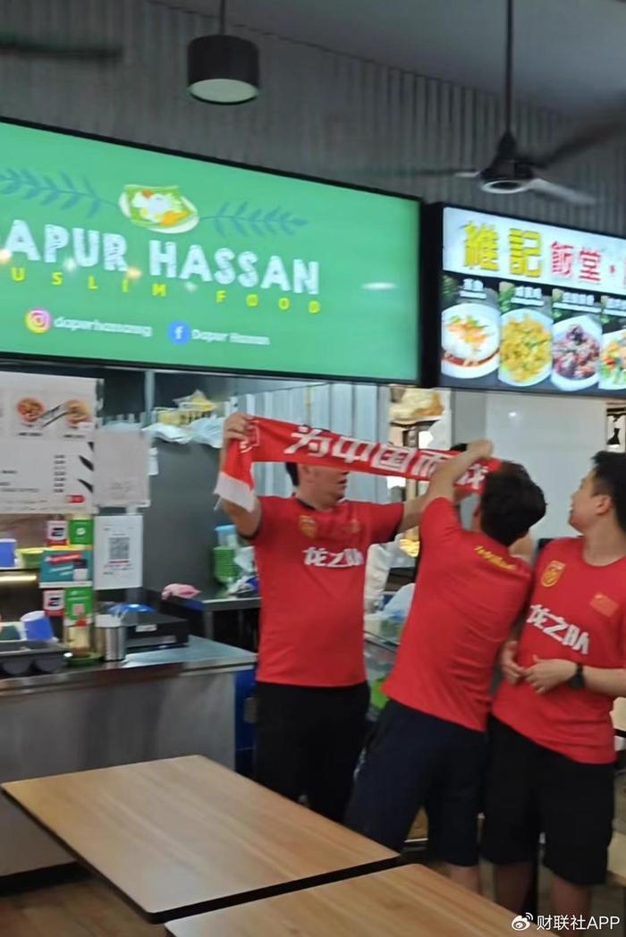 新加坡门将椰浆饭因世界杯出圈 有游客“打飞的”消费！