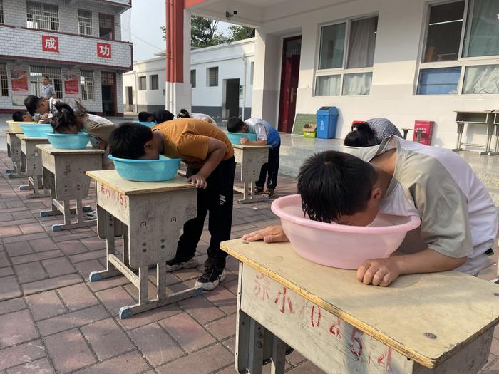 内乡县赤眉镇中心小学：水中憋气亲体验 防溺感知记心间