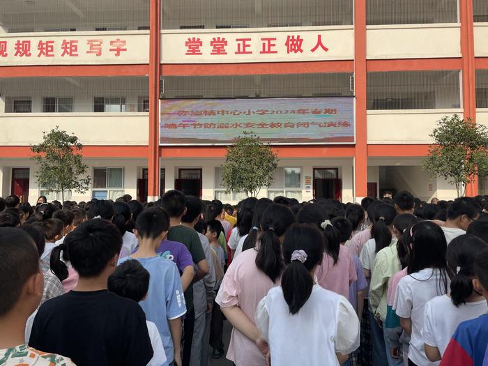 内乡县赤眉镇中心小学：水中憋气亲体验 防溺感知记心间