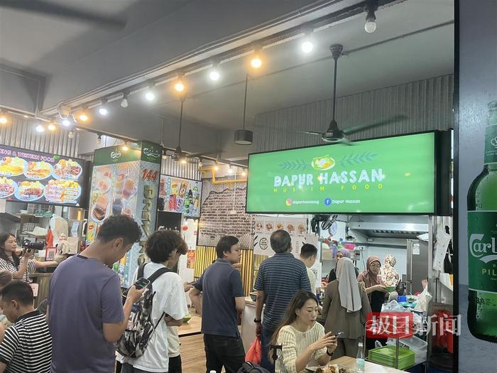 中国球迷打卡新加坡门将桑尼的椰浆饭摊位，一顿饭31元人民币，“味道很正”
